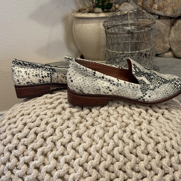 Chelsea & Violet Women's Leather Snakeskin Pattern Flats SZ 5.5 - Picture 3 of 9